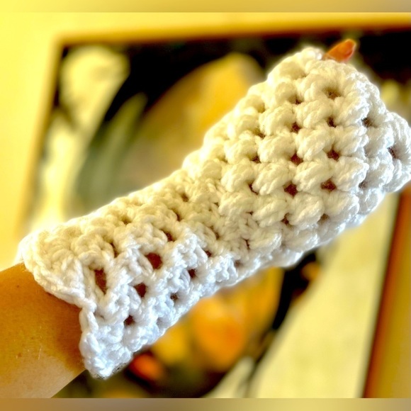 CROCHETED FINGERLESS GLOVES - Picture 3 of 5